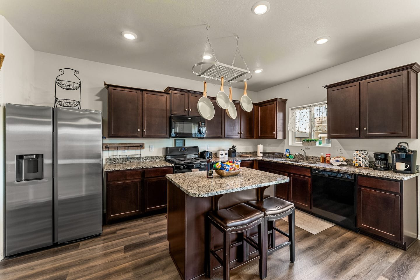 Bruma Azul — Fully furnished kitchen